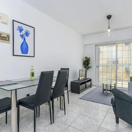 White 1-bedroom & Sundeck By Mackenzie Apartment *
