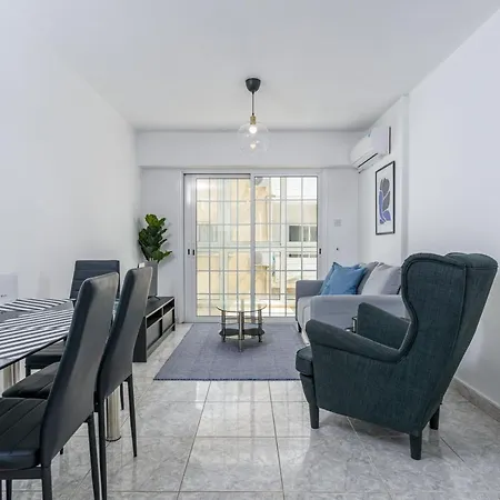 Daire White 1-bedroom By Mackenzie *
