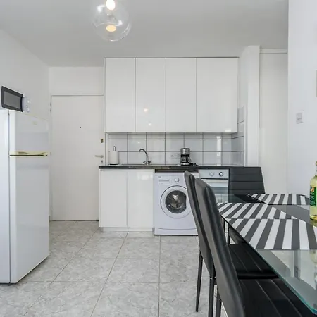 Daire White 1-bedroom By Mackenzie