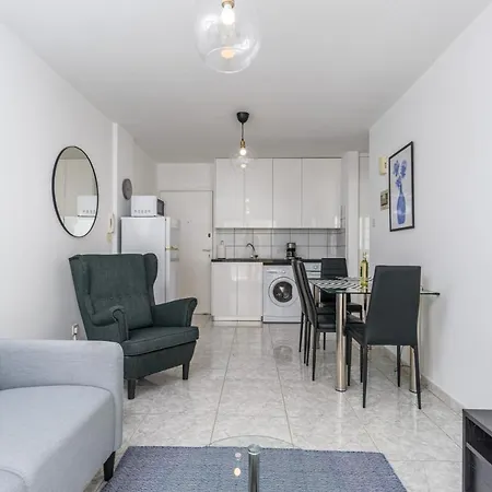 White 1-bedroom & Sundeck By Mackenzie Apartment