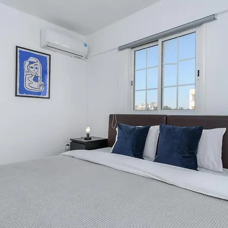 White 1-bedroom & Sundeck By Mackenzie Apartment