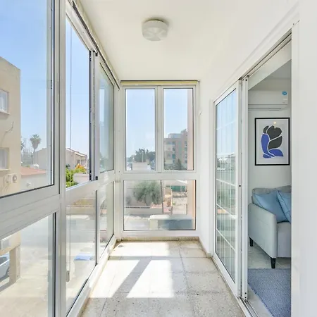 White 1-bedroom & Sundeck By Mackenzie Apartment Larnaca