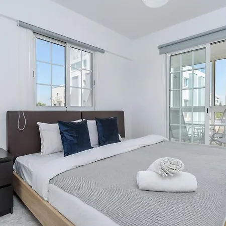 Lejlighed White 1-bedroom & Sundeck By Mackenzie Larnaca