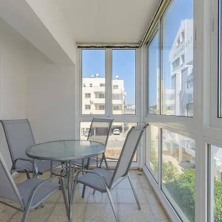 Lejlighed White 1-bedroom & Sundeck By Mackenzie Larnaca
